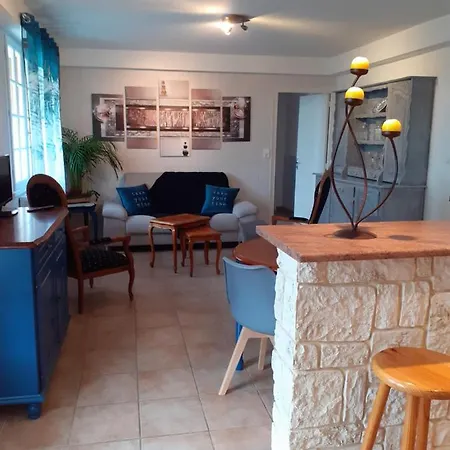 Au Jardin De Petronille Et Poupounette Apartment